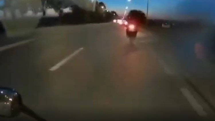VIDEO: Momentul în care motociclistul de 32 de ani a intrat într-o mașină, la Ploiești