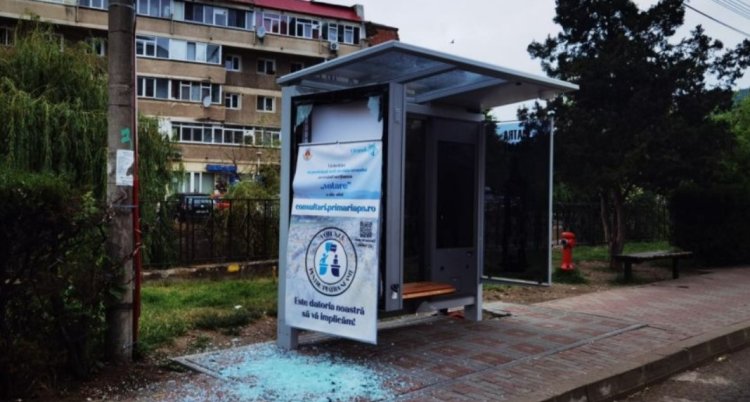 Stație de autobuz de zeci de mii de euro, vandalizată la Piatra Neamț