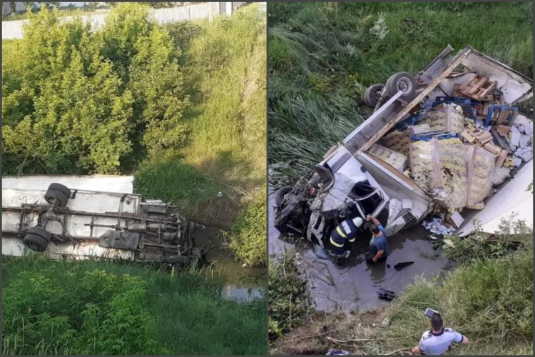 Un TIR încărcat cu dulciuri s-a răsturnat în albia unui râu din județul Vaslui, după ce i-a explodat un pneu