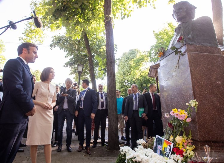 Chișinău: Emmanuel Macron a depus flori, miercuri, 15 iunie, la bustul poetului Mihai Eminescu