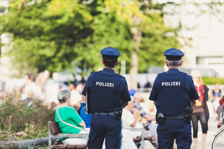Polițiști din Germania, acuzați că au furat banii unui român pe care l-au arestat