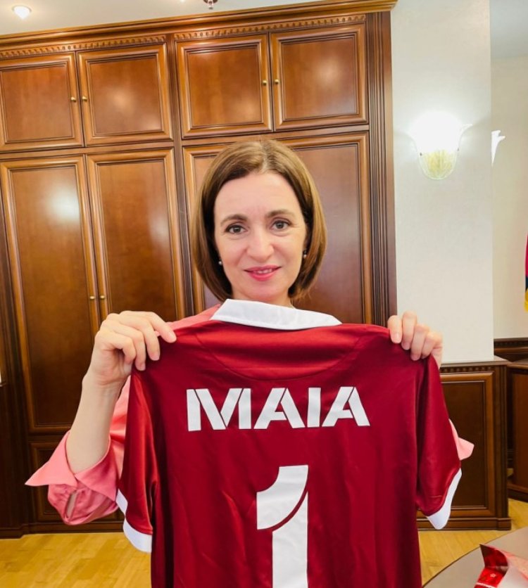Cadoul Clubului Aristocratic Rapid pentru președintele Republicii Moldova, Maia Sandu