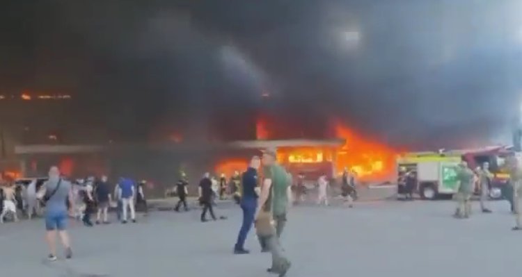 VIDEO: Cel puțin doi oameni au murit și 20 au fost răniți, după un atac cu rachete asupra unui mall aglomerat din Ucraina