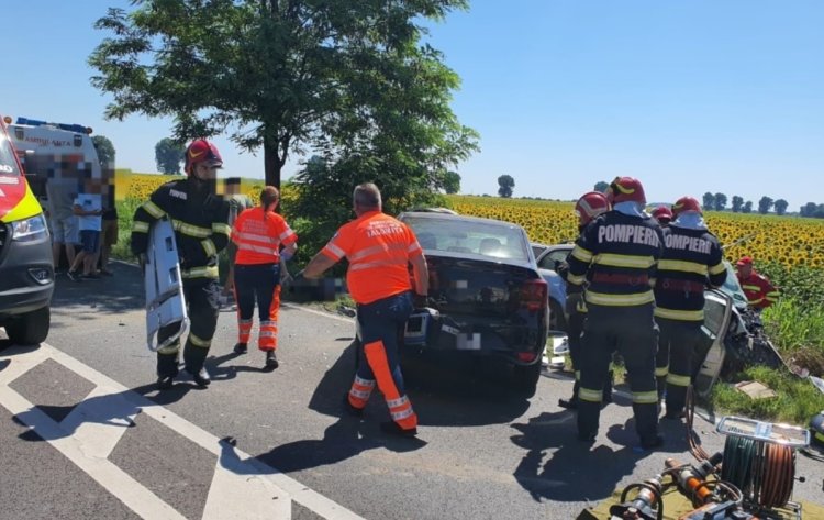 UPDATE: Plan roșu de intervenție în Ialomița, în urma unui accident rutier - Trei persoane au murit, șase sunt rănite