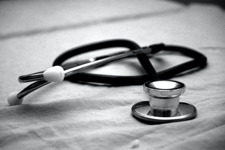 Un asistent medical din Vâlcea este în stare gravă, după ce a căzut pe scări, în spitalul în care lucra