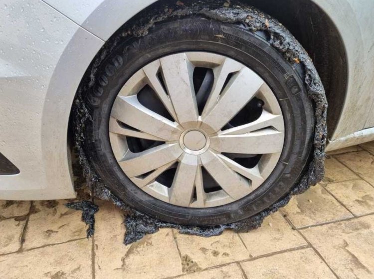 Drum județean din Iași, asfaltat pe ploaie: Roțile mașinilor s-au umplut de smoală