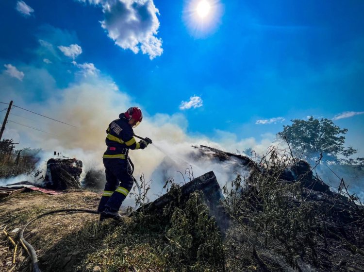 ISU Tulcea: Cauza probabilă a incendiului pe sute de hectare de lângă Poligonul Babadag a fost căderea unui obiect proiectil
