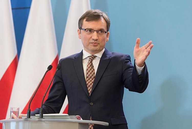 Ministrul polonez al Justiției cere închisoare pentru cei care fac glume despre Biserica Catolică
