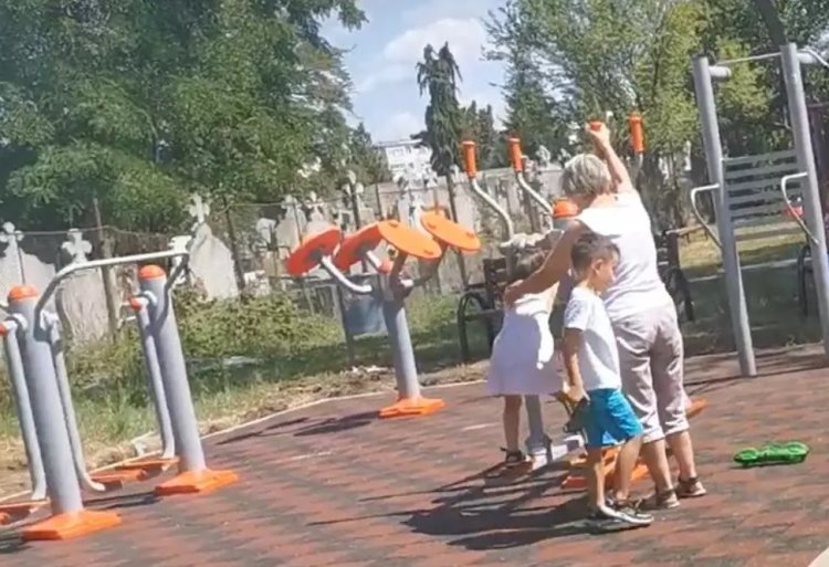 VIDEO: Spațiu de relaxare pentru pensionari, amenajat lângă cimitir, la Făgăraș