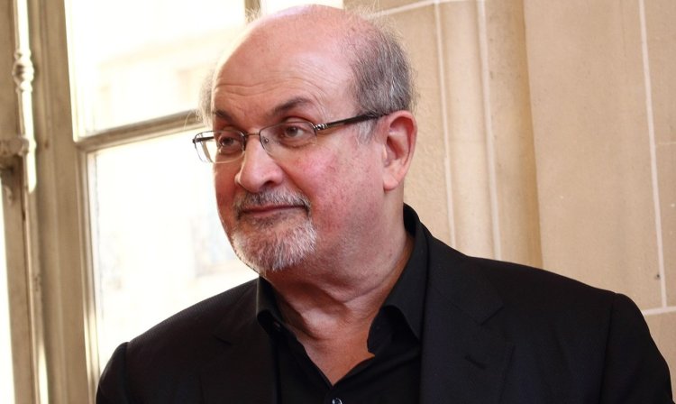 Scriitorul Salman Rushdie, autorul „Versetelor satanice”, a fost înjunghiat pe scenă, la un eveniment în New York
