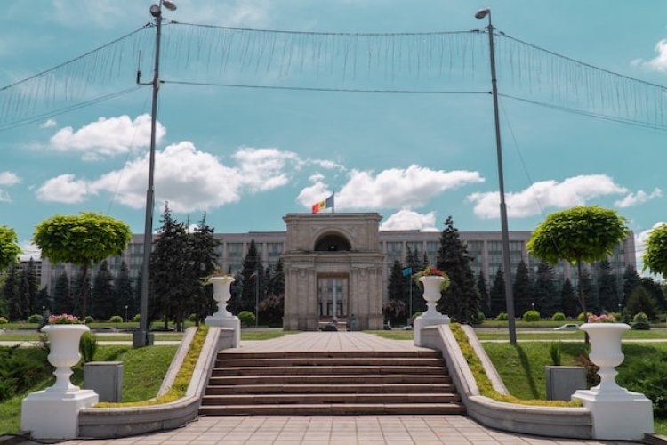 Nouă alerte cu bombă în Chișinău: Curtea Supremă și aeroportul internațional, vizate de amenințări