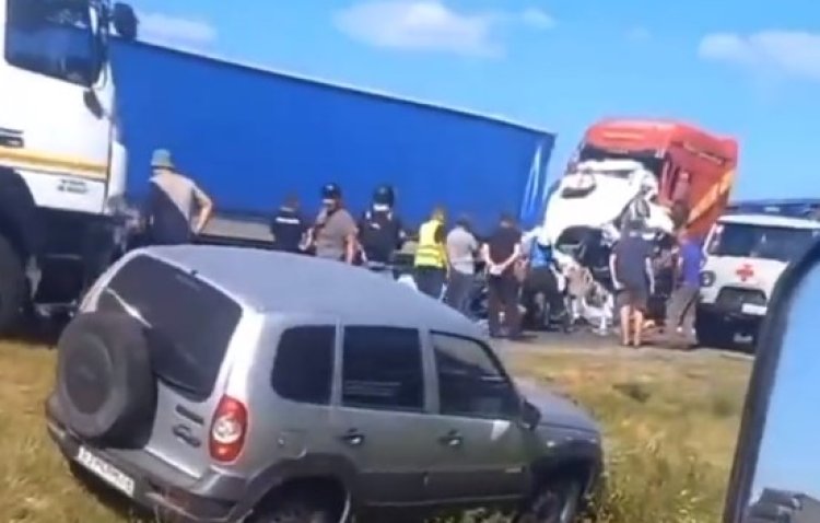 Accident cu 16 morţi în Rusia, după ce un microbuz a fost strivit între două camioane