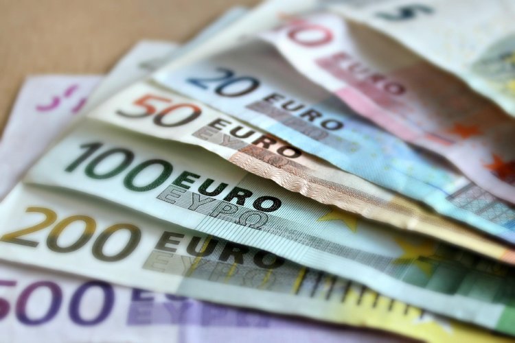Euro a atins cel mai scăzut nivel din ultimii 20 de ani
