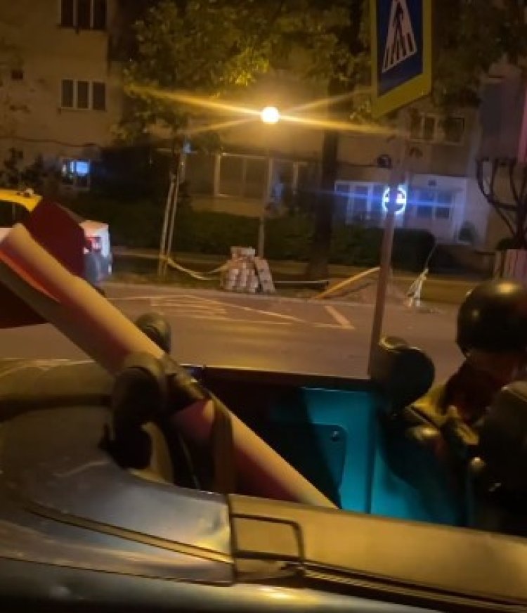 VIDEO: Șofer filmat cu o rachetă pe bancheta din spate, în Bistrița