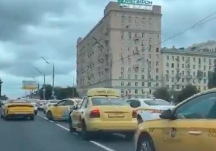 VIDEO - Cum au reușit hackerii să blocheze centrul Moscovei: Au chemat sute de taxiuri la aceeași adresă
