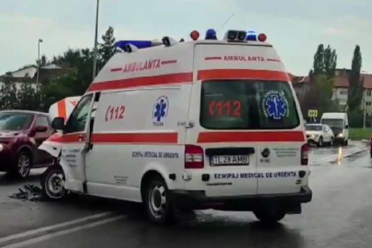 Doi oameni răniți, după ce o ambulanță a fost implicată într-un accident rutier, în județul Constanța