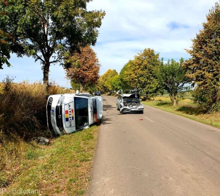 Un șofer beat a intrat cu mașina într-o autospecială de poliție care staționa pe marginea unui drum din Botoșani