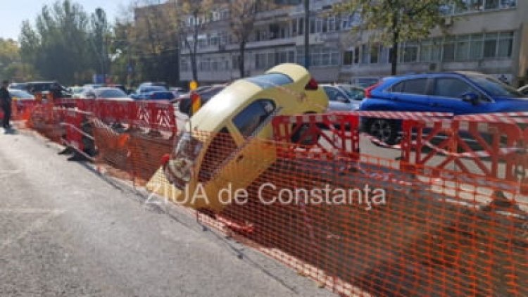 Un taxi s-a prăbușit într-o groapă, la Constanța, într-o zonă în care se efectuau lucrări