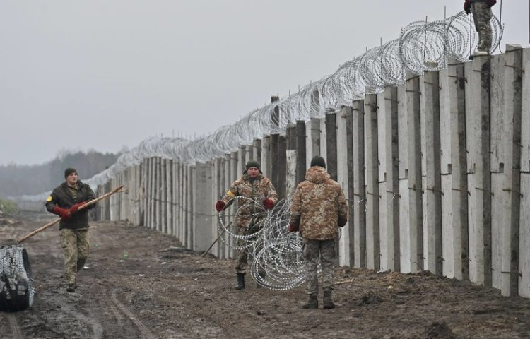 Ucraina construieşte un zid de beton armat şi alte fortificaţii la graniţa cu Belarus