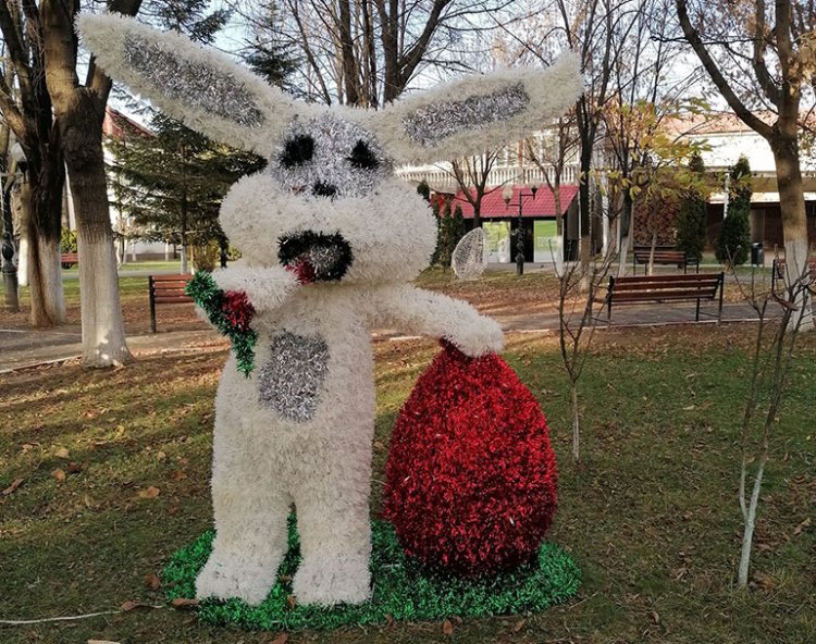 Iepurașul de Paște, pentru Crăciun - O decorațiune cu un iepuraș de mari dimensiuni alături de un ou roșu a fost amplasată într-un parc din Motru