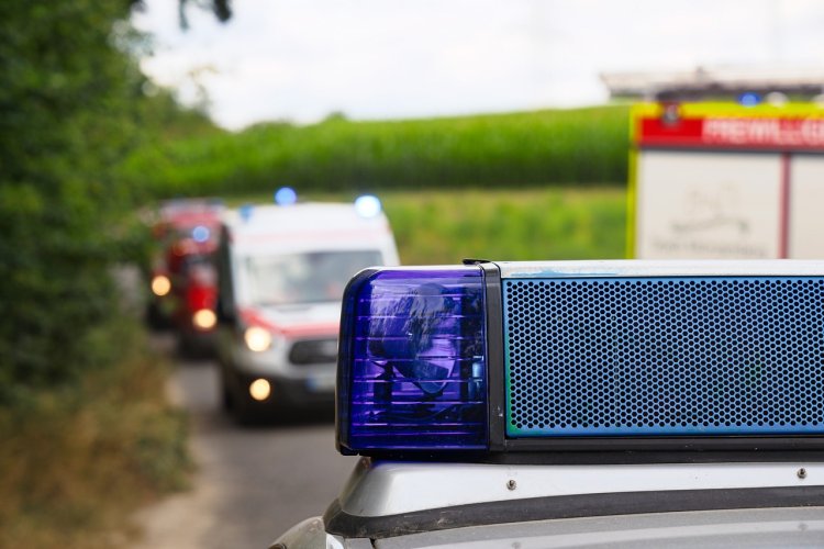 Un șofer român de TIR, care cerea ajutor lângă camionul oprit a fost lovit de o mașină și aruncat 100 de metri, pe o șosea din Franța