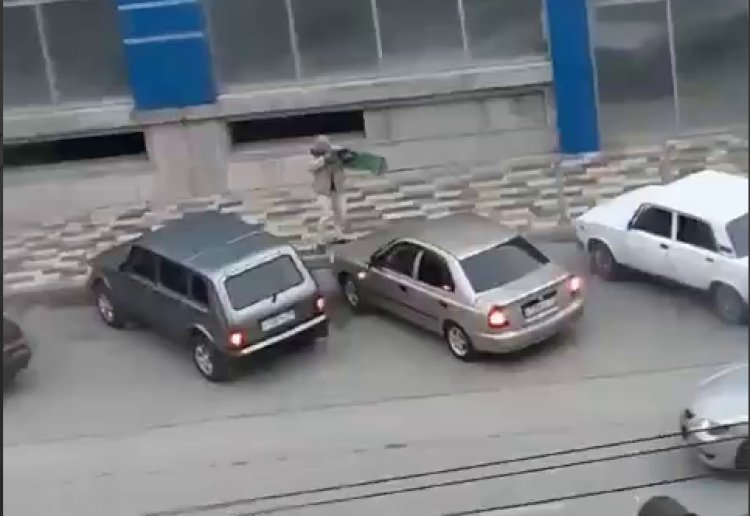 VIDEO: Un bărbat a împușcat trei persoane în fața unui centru comercial