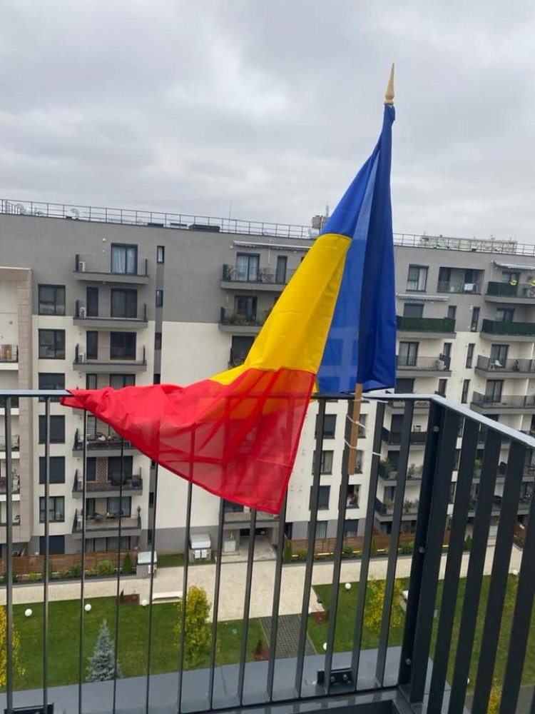 Traian Băsescu nu a fost invitat la parada militară - Fostul președinte a sărbătorit Ziua Națională din balconul său, unde a arborat tricolorul
