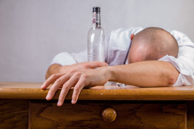 Studiu: Consumul de alcool micșorează creierul și duce la demență