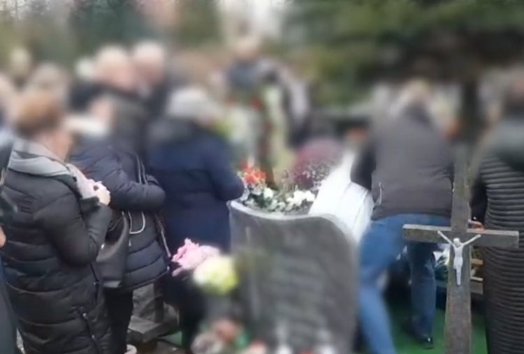 VIDEO: Un preot din Polonia s-a dus beat la o înmormântare - Acesta a fost surprins cum a căzut peste mormânt în timpul slujbei pe care o oficia
