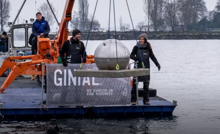 O sferă în care se aflau 230 de litri de gin a fost furată de pe fundul unui lac din Elveția