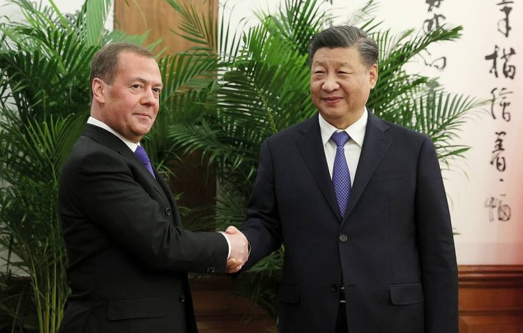Dmitri Medvedev a întreprins o vizită la Beijing, unde a discutat cu preşedintele chinez Xi Jinping despre conflictul din Ucraina