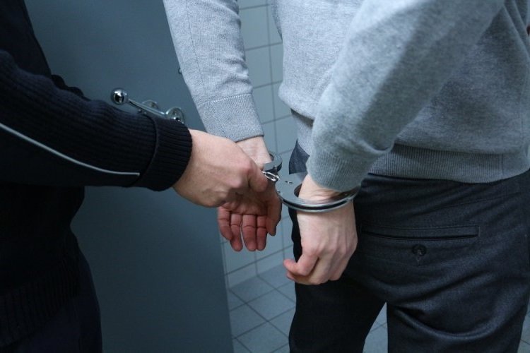 Un bărbat din Stoeneşti a fost arestat preventiv pentru omor după ce ar fi lovit cu un topor şi cu un cuţit două persoane - Una dintre victime a decedat