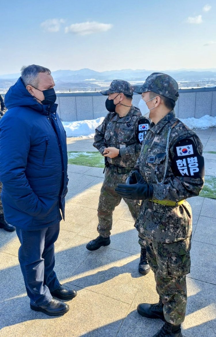 Premierul Nicolae Ciucă şi preşedintele Camerei Deputaţilor Marcel Ciolacu au viztat zona demilitarizată dintre cele două state coreene