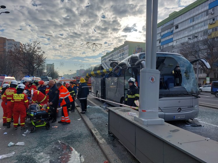Un jandarm a fost prima persoană care i-a ajutat pe grecii răniți în autocar, la Pasajului Unirii
