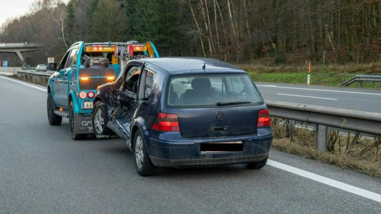 Un adolescent român de 14 ani a furat mașina unui polițist în Austria și a provocat un accident