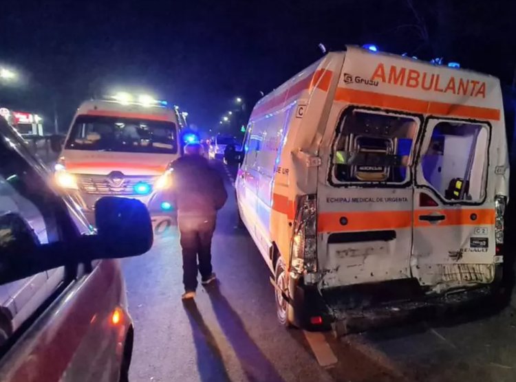 Un copil de 11 ani a murit, după ce a fost accidentat pe o trecere de pietoni de o ambulanţă, lovită din spate de un camion