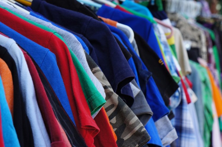 Ministrul Mediului anunță noi reglementări pentru importurile de second hand-uri, inclusiv haine
