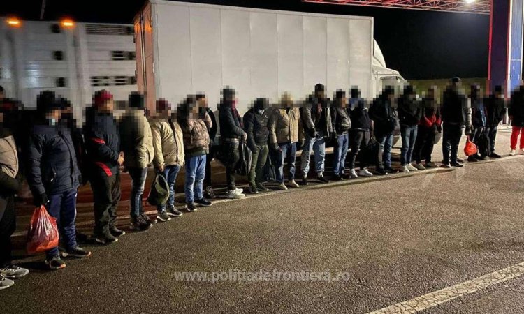 VIDEO: 31 de cetăţeni străini ascunși în două mijloace de transport, depistați de polițiștii de frontieră de la Nădlac II