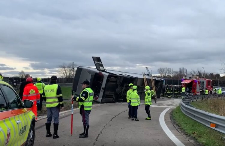Un autocar cu 52 de pasageri, toţi români, s-a răsturnat, luni, pe autostrada A13 din Italia, lângă Padova