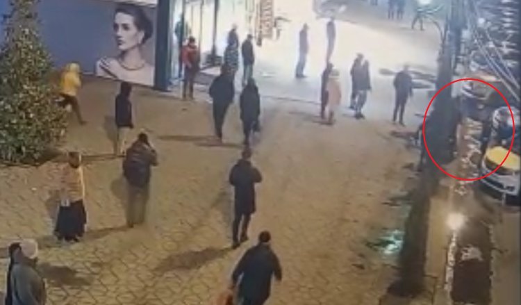 VIDEO: O polițistă aflată în misiune a fost lovită cu piciorul în față de un tânăr, în prezența mai multor martori