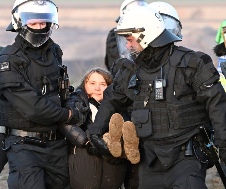 VIDEO: Activista de mediu Greta Thunberg a fost reținută de poliția germană