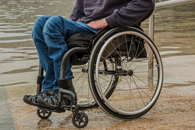 Aproape 900.000 de persoane cu dizabilități erau înregistrate în România, anul trecut