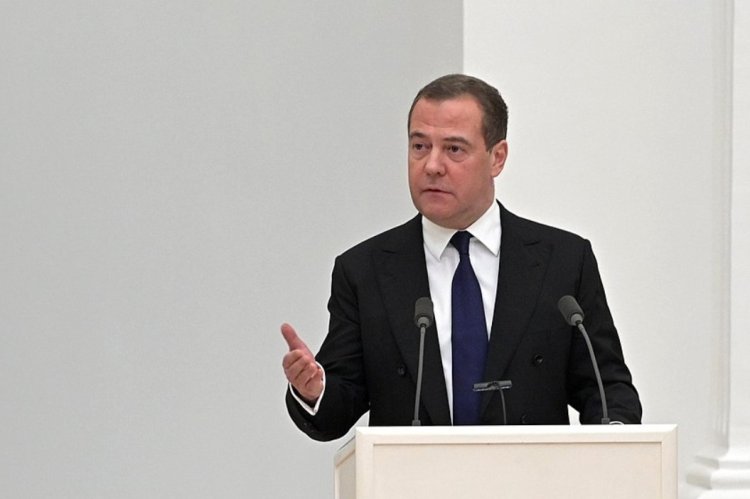 Fostul președinte rus Dmitri Medvedev cere legalizarea piratării produselor occidentale: „La război ca la război”