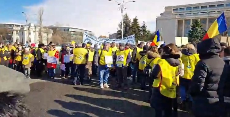 Protest în fața Guvernului - Profesorii ies în stradă din cauza salariilor mici