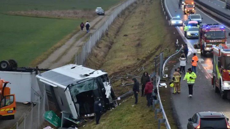 Trei persoane au murit și câteva sunt grav rănite după ce un autocar care transporta români spre Italia a fost implicat într-un grav accident rutier în Slovenia