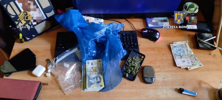 Polițiștii din Galați au reținut un tânăr de 18 ani, după ce a fost surprins în flagrant comercializând droguri de la un ghişeu improvizat