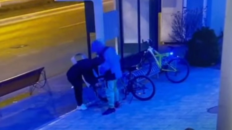 Polițiștii au prins în trei secunde doi bărbați care au vrut să fure o bicicletă