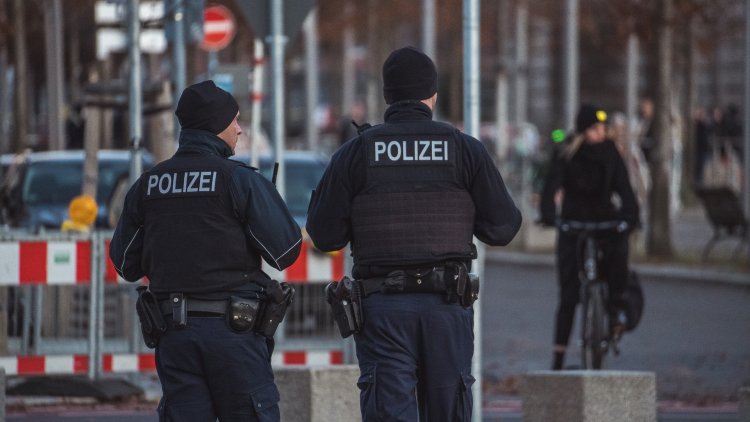 Polițiști germani atacați brutal de 40 de persoane: „Nu am mai întâlnit o astfel de erupţie de violenţă împotriva forţelor de ordine”