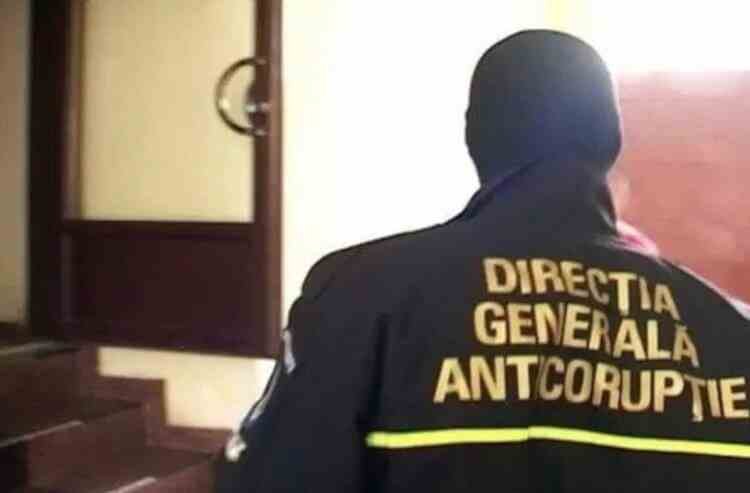 Un comisar șef de la Anticorupție a fost reținut de procurorii DNA - Lua șpagă pentru a intermedia angajări la spital