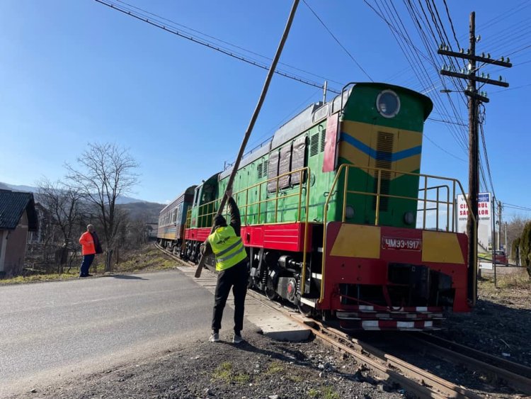 Ucrainenii au deschis o nouă cale ferată la graniță - Dezastru pe partea română: Trenul inaugural a trecut pe sub cabluri ridicate de un muncitor cu prăjina